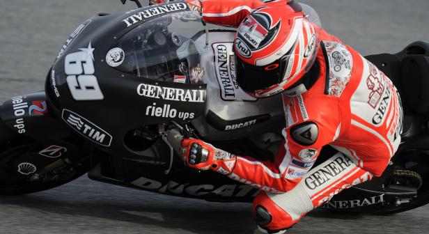 Rossi works hard on the GP12 at Sepang, Hayden stopped by painful shoulder 