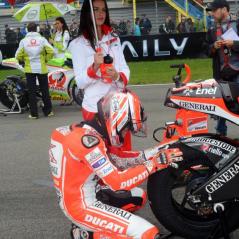 Multipurposing the tirewarmers to keep the digits toasty at chilly Assen. - Photo: Milagro/Ducati